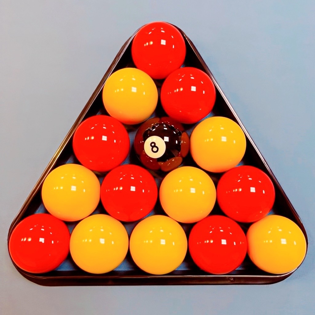 billes de pool anglais 8-poool blackball prete à la casse dans le triangle